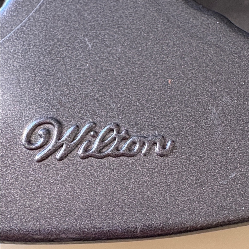 Wilton cupcake heart shaped baking pan - Picture 2 of 4